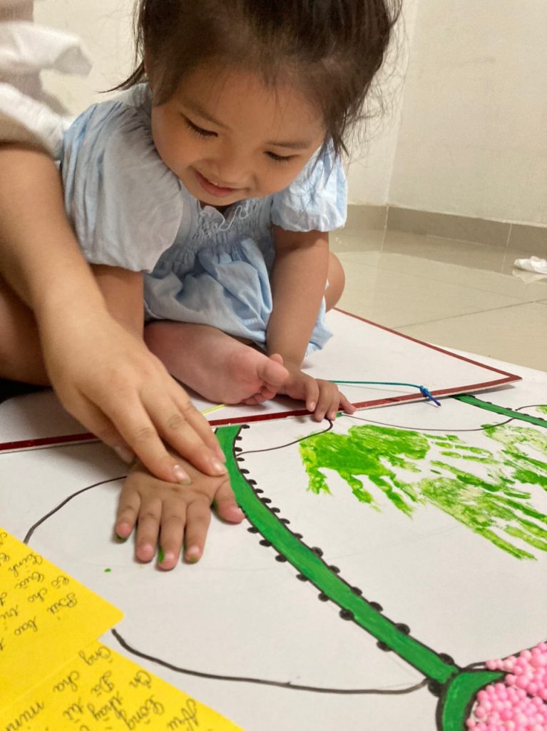 cha me la nhung nguoi thay dau tien cua tre tu ky 767x1024 - Tối ưu hóa phục hồi chức năng cho trẻ tự kỷ