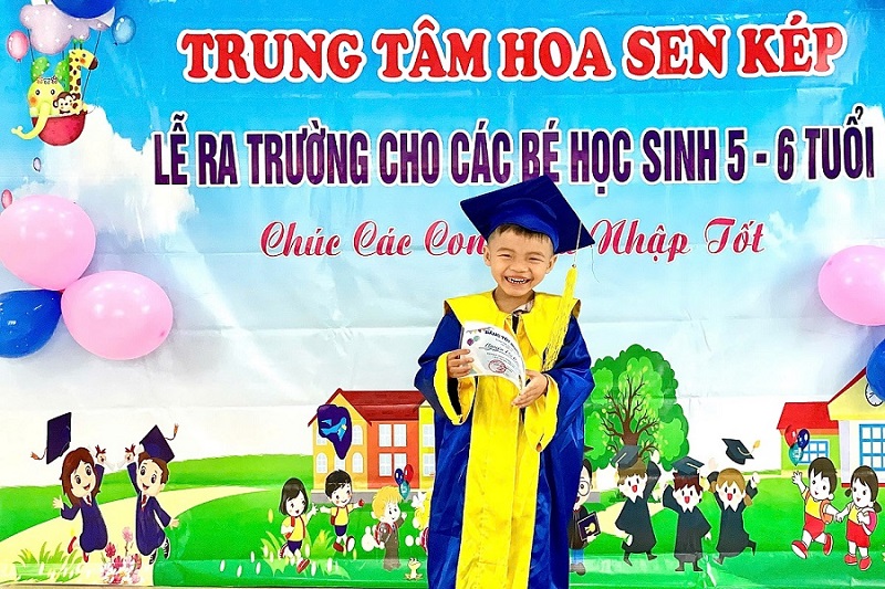 Nu cuoi toa nang trong ngay tot nghiep dang nho - Lễ ra trường chuyên biệt của những đóa hoa sen kép
